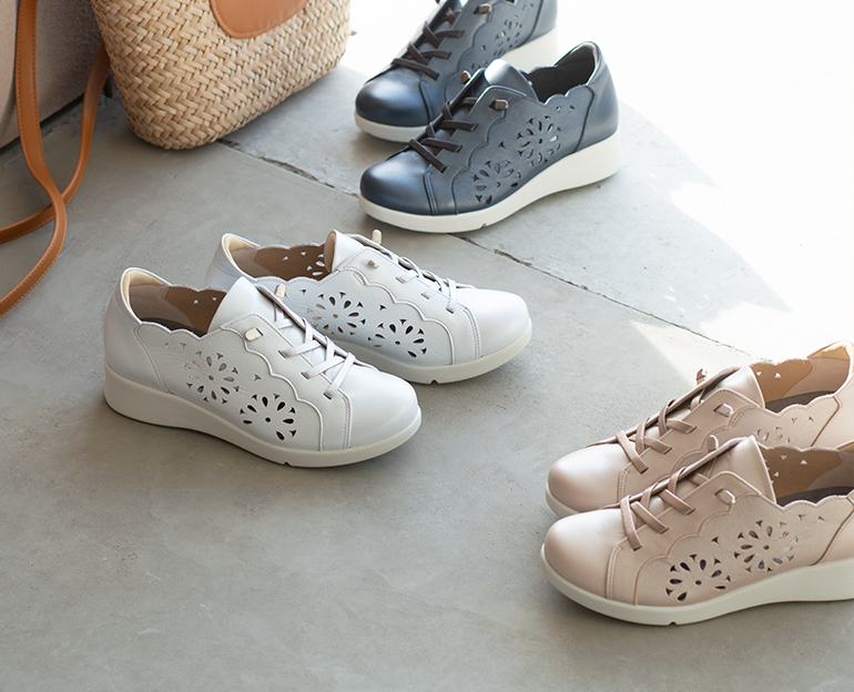 ４E フラワーカットワークスニーカー